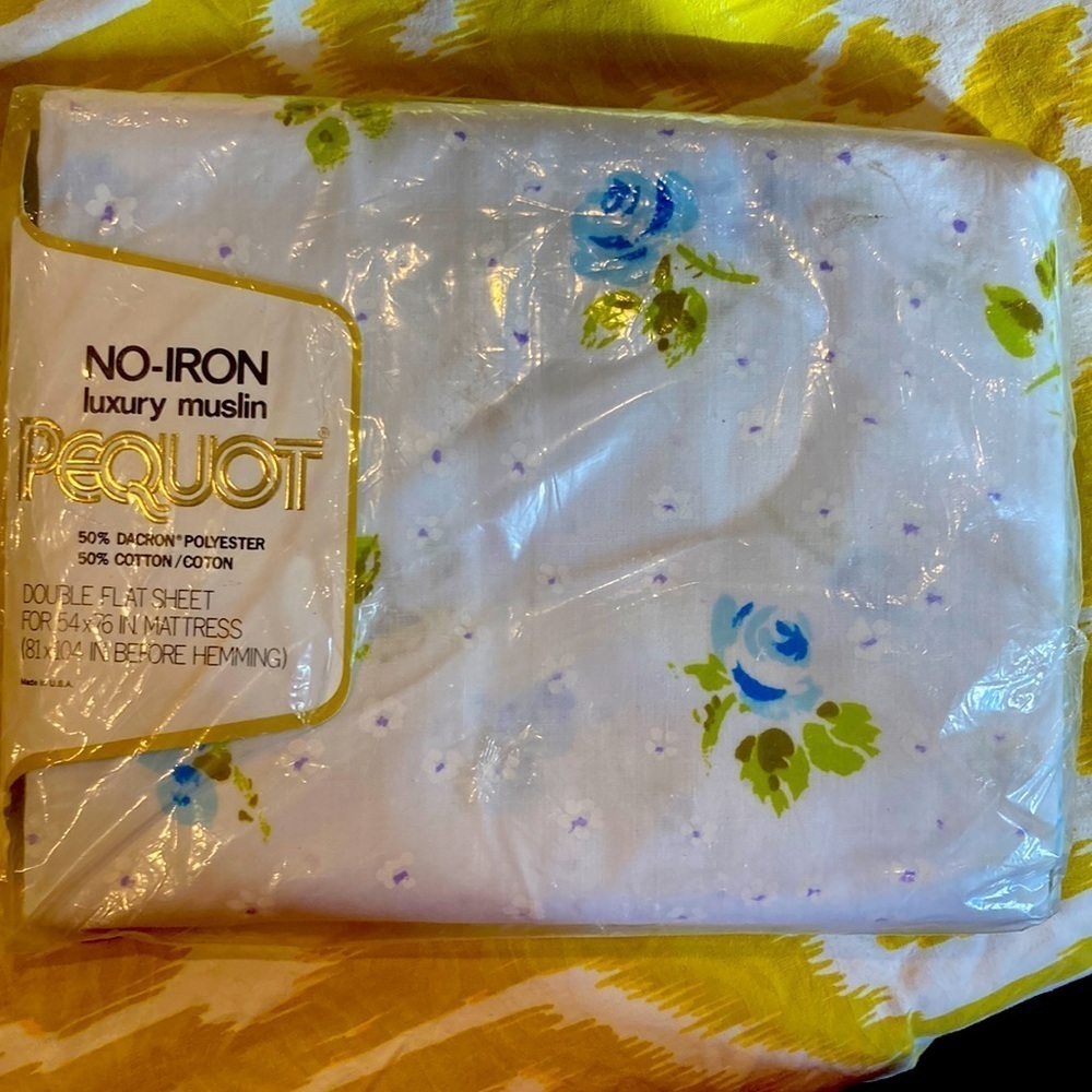 NWT 1980’s‎ Pequot white with blue roses poly/cotton double flat. 350